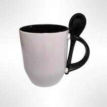 Tasse mit Löffel im Henkel